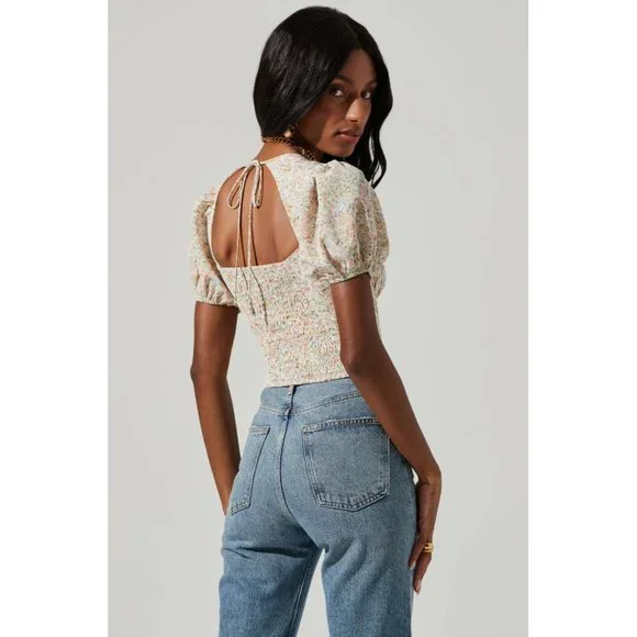 ASTR CUPPED FLORAL SHORT PUFF SLEEVE HOOK AND EYE TOP - Picture 5 of 5